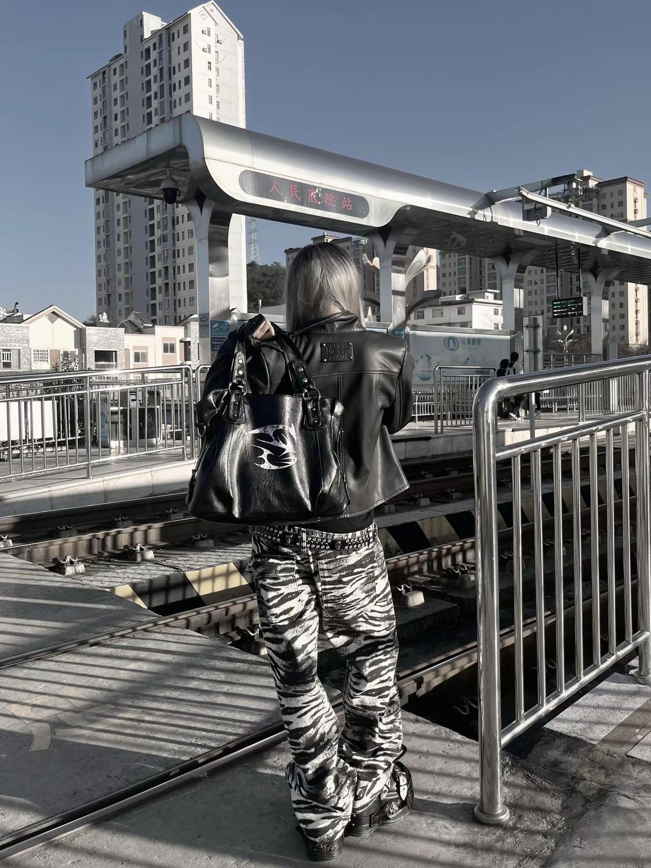 帅就完了 管那么多干嘛