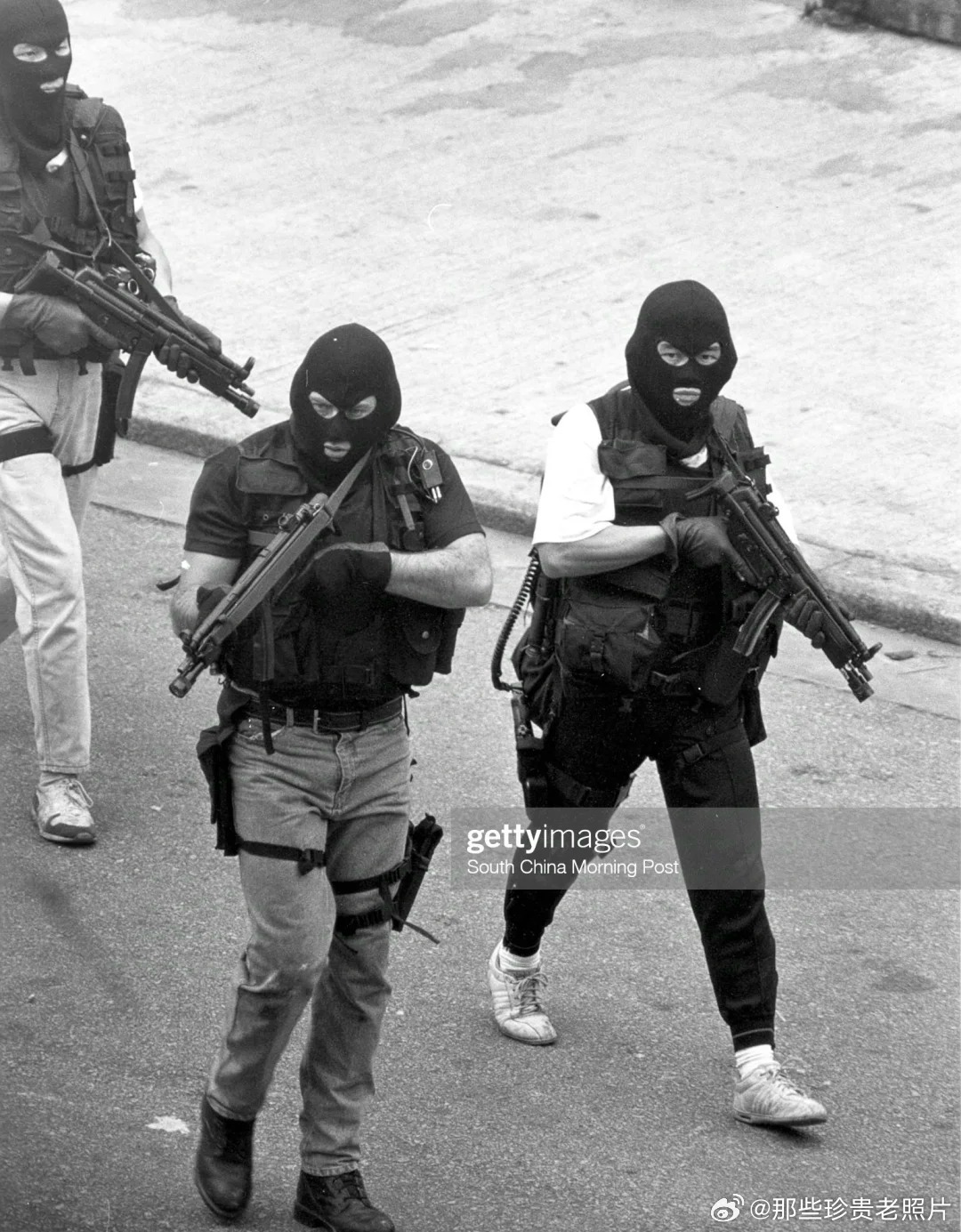 1992年3月12日下午2时左右，叶育生与另外4名匪徒，持枪抢劫位于中环皇后大道