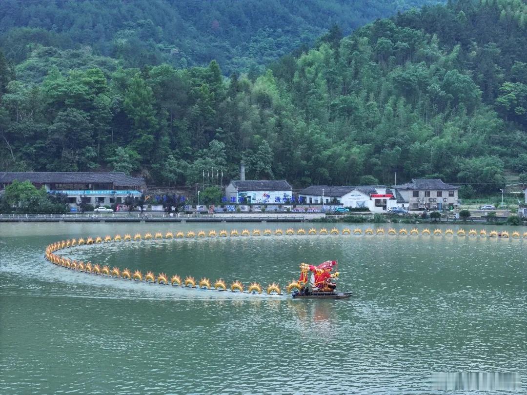 【双龙一出 万人空巷】“双龙戏珠”不仅有“瓯江蛟龙”，还有“梯田祥龙”的到来，气