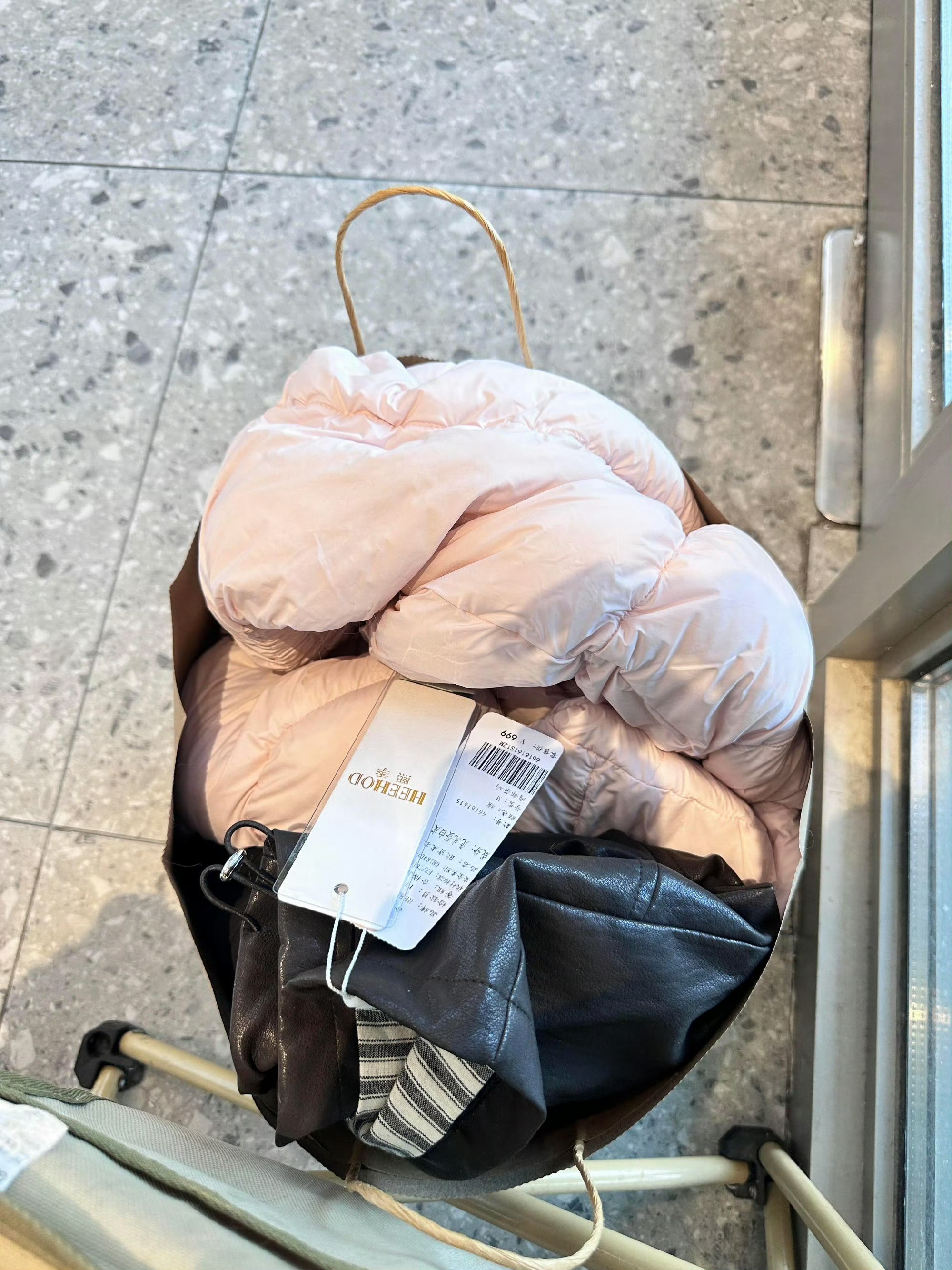 买衣服店员连袋子都不给 吊牌没摘吧，现在退货还来得及