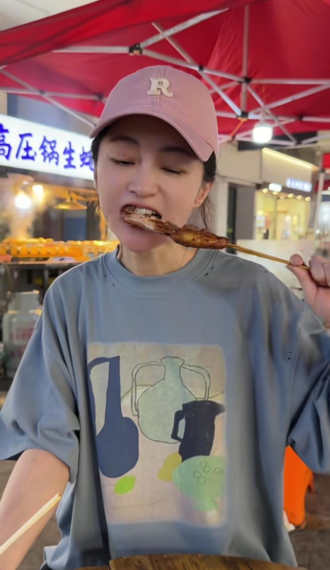 姚笛回了一趟老家，
体验了一把，
老家的作息方式，
下午5点半开始吃饭，
八九点