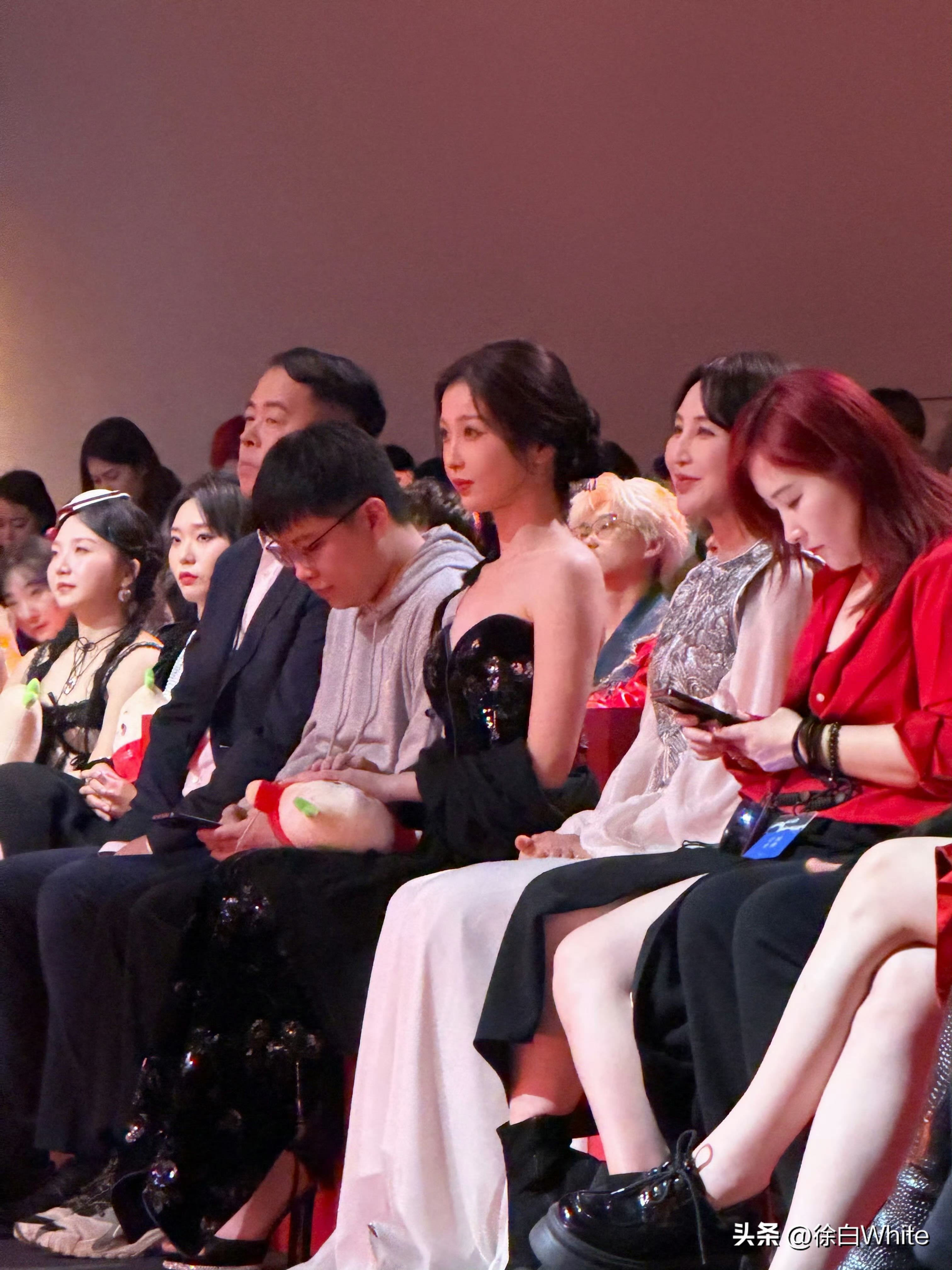 昨晚内娱的热闹真多！虞书欣在REDGALA晚宴坐C位，相当于跑赵露思家里坐主位了