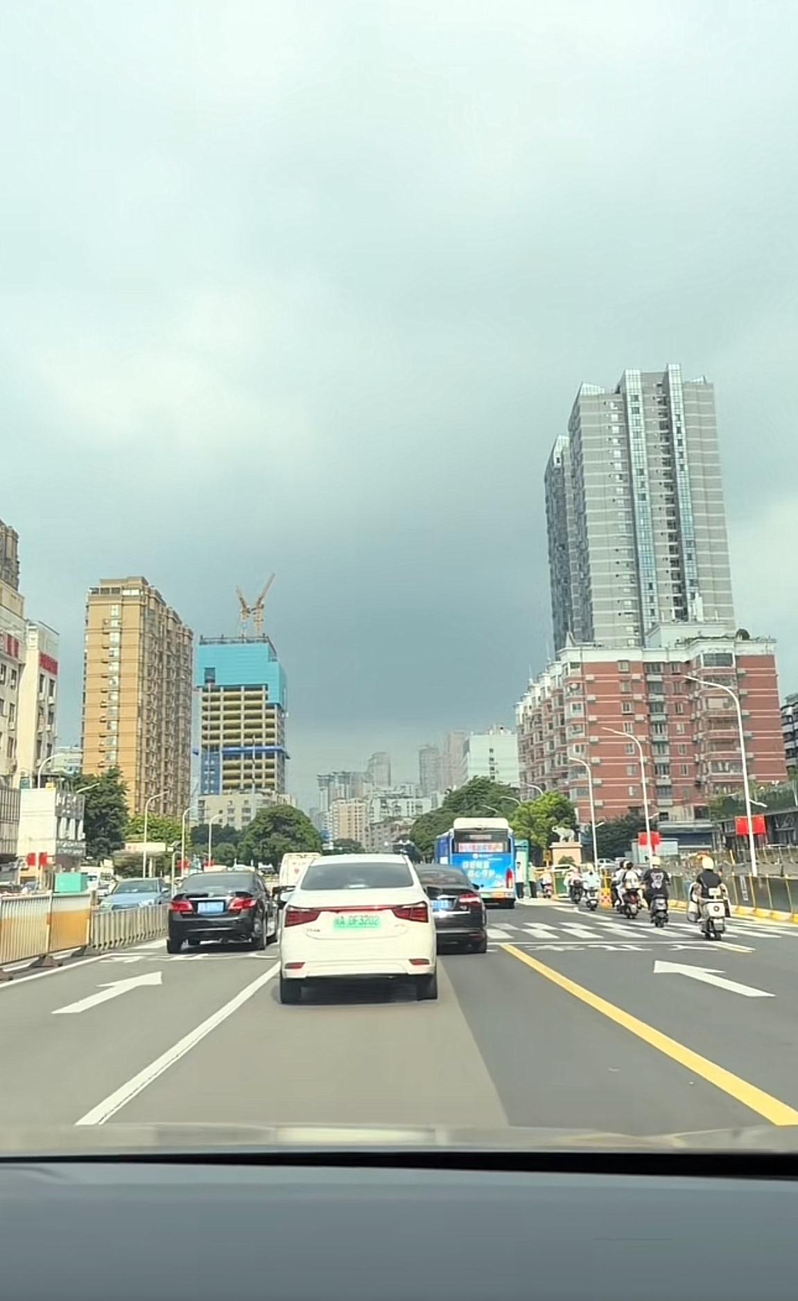 台风来临前的福州。

黑云压城