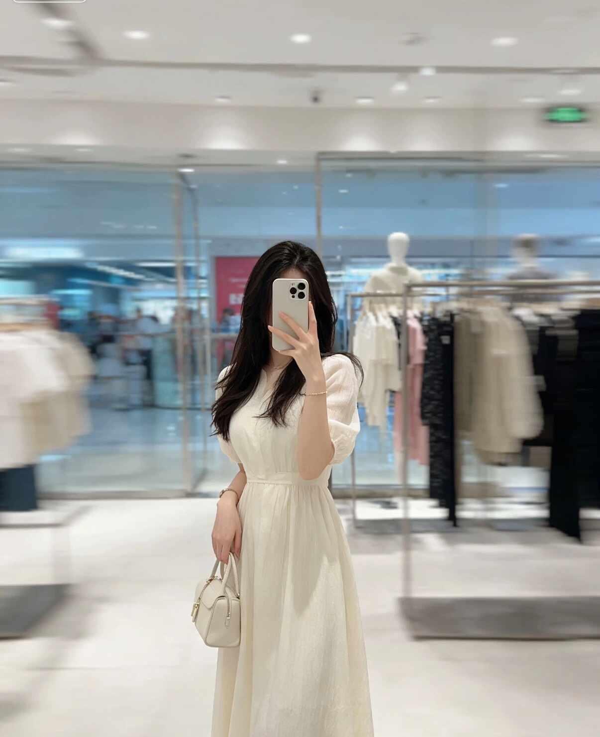 97年，162cm/51kg，南师大本科毕业。在外企做计划员，朝九晚五，偶尔加班