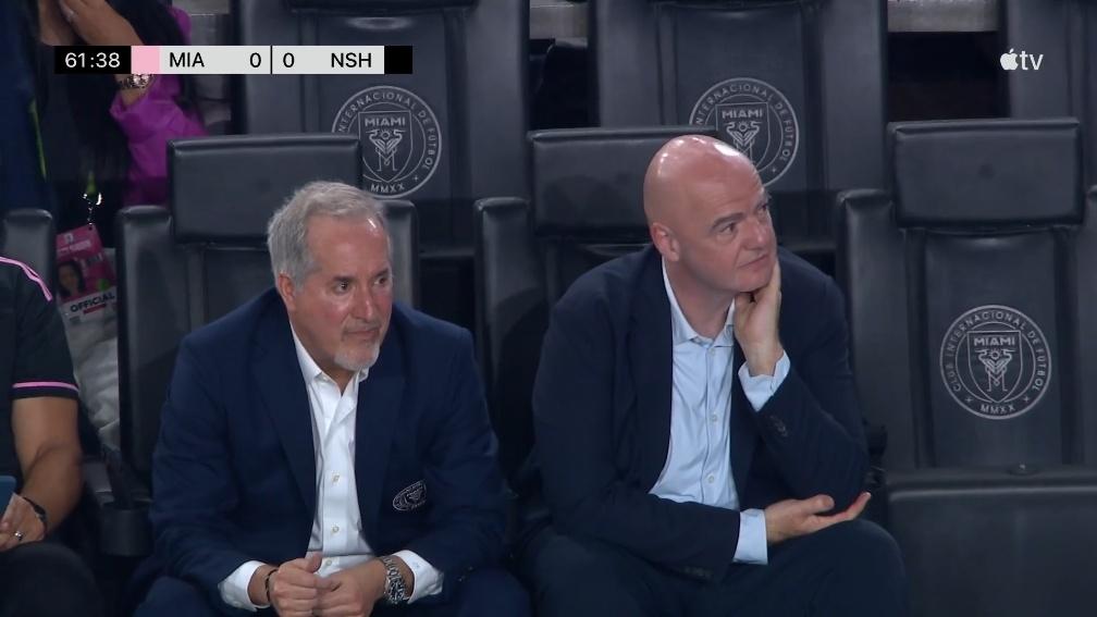 这个光头，头真亮，[捂脸]梅西O球O助的“精彩”表现，都被你闪着了。[笑哭][笑