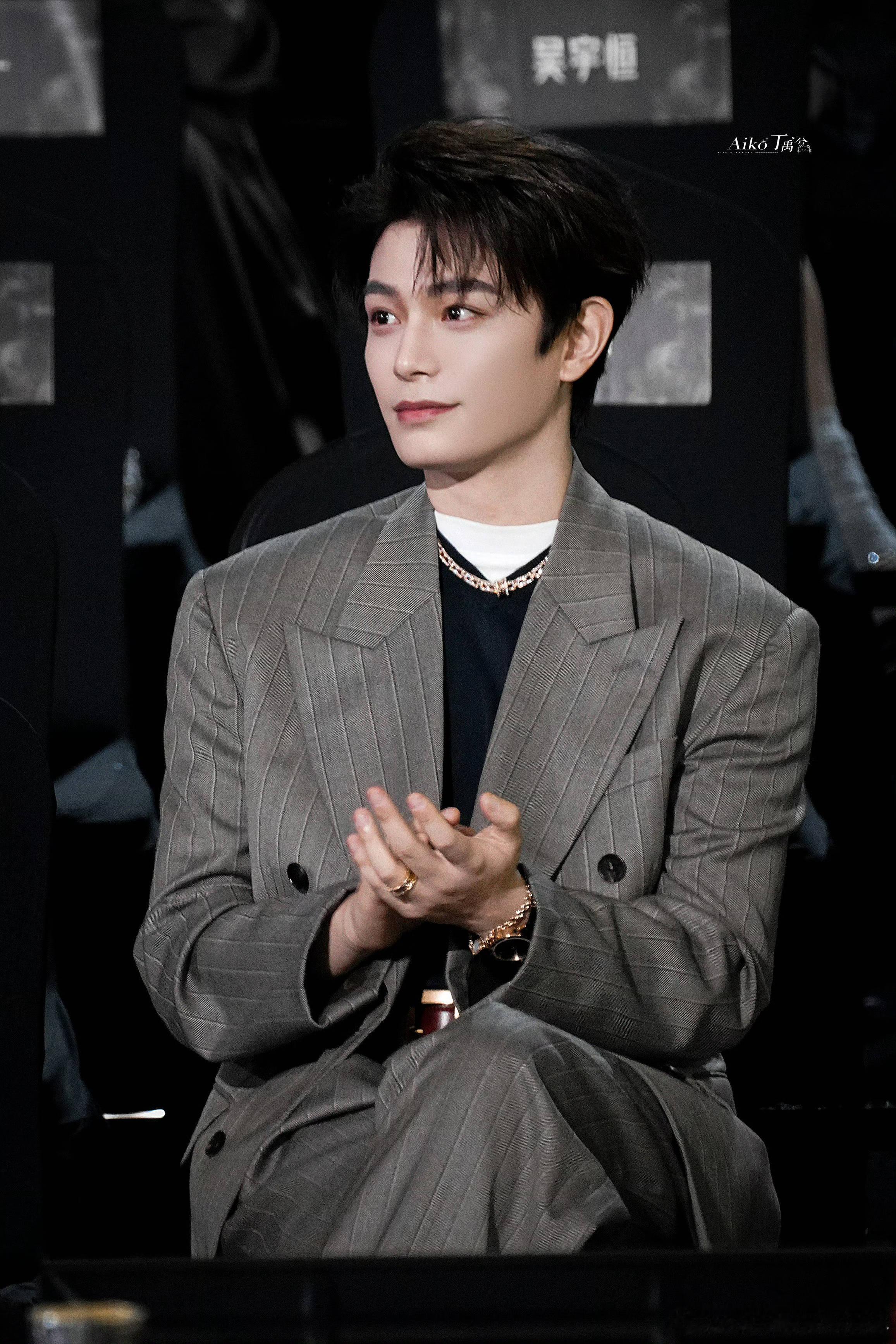 丁禹兮晒星光大赏奖杯好的 