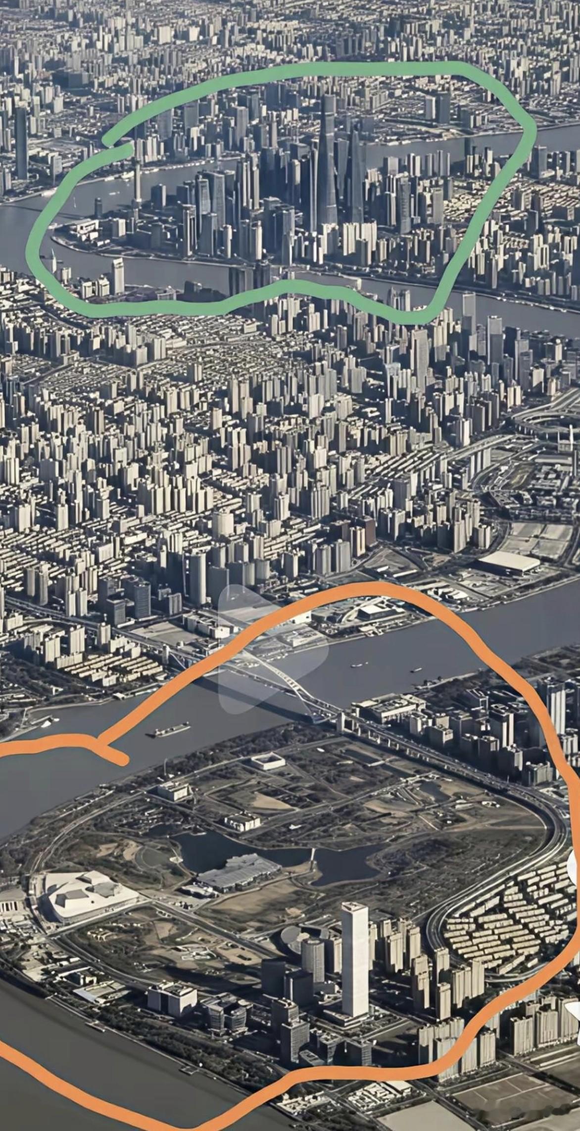 黄浦江上同样的一个湾，上方是陆家嘴，下方造了两座假山～～～[偷笑]