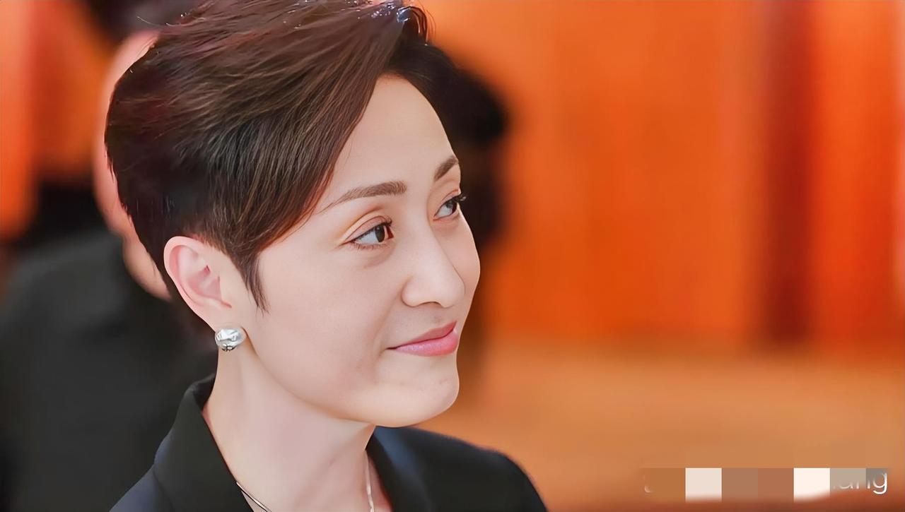 问个扎心问题：你身边有“控制欲爆棚”的人吗？
有人在职场里要管到下属的每一个细节