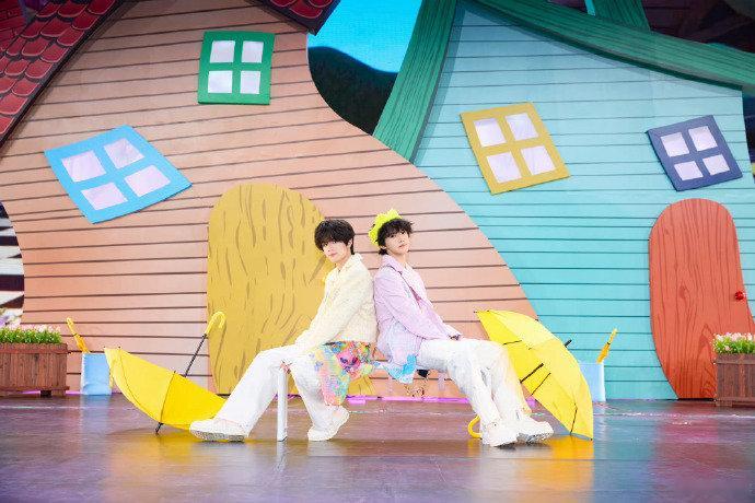 李煜东张奕然爱的城堡合照李煜东张奕然见面会合照 李煜东张奕然爱的城堡合照,好可爱