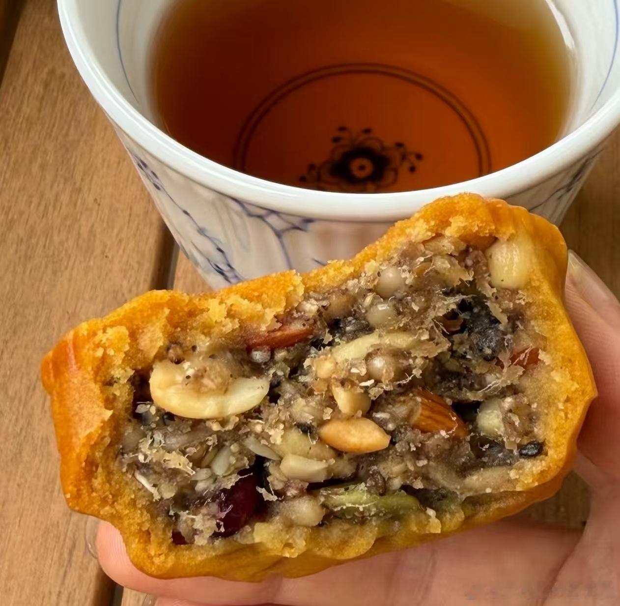 明知道这是热量炸弹。奈何管不住这张爱吃的嘴。就想炫一口。边吃边安慰自己。没关系。