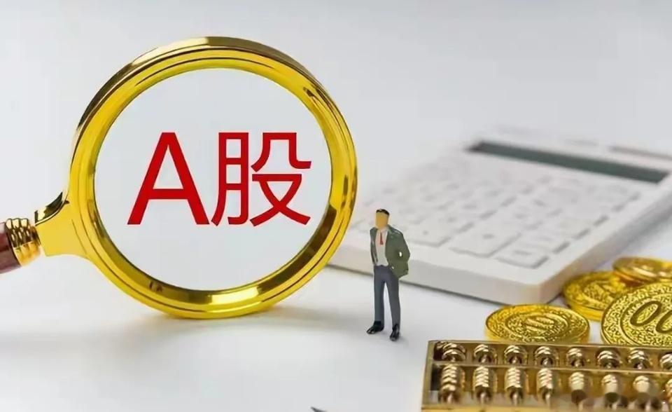 在上周四经历股灾式的放量大跌后，周五市场出现缩量上涨。这是典型的超跌弱反弹而非反