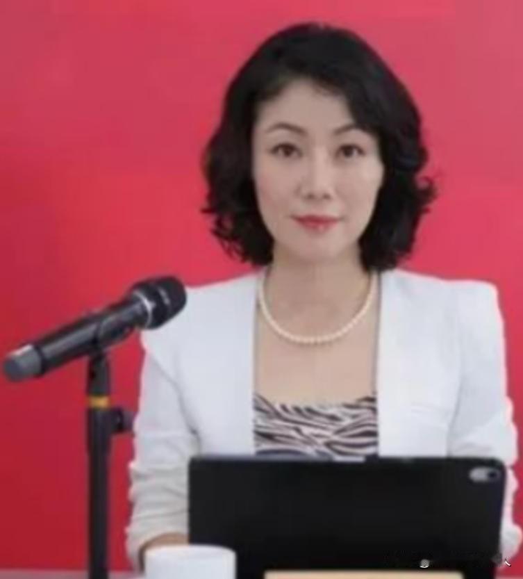 她被称为中国最贵的女秘书！年薪849万，虽已50岁了，还像个少女。这位女秘书就是