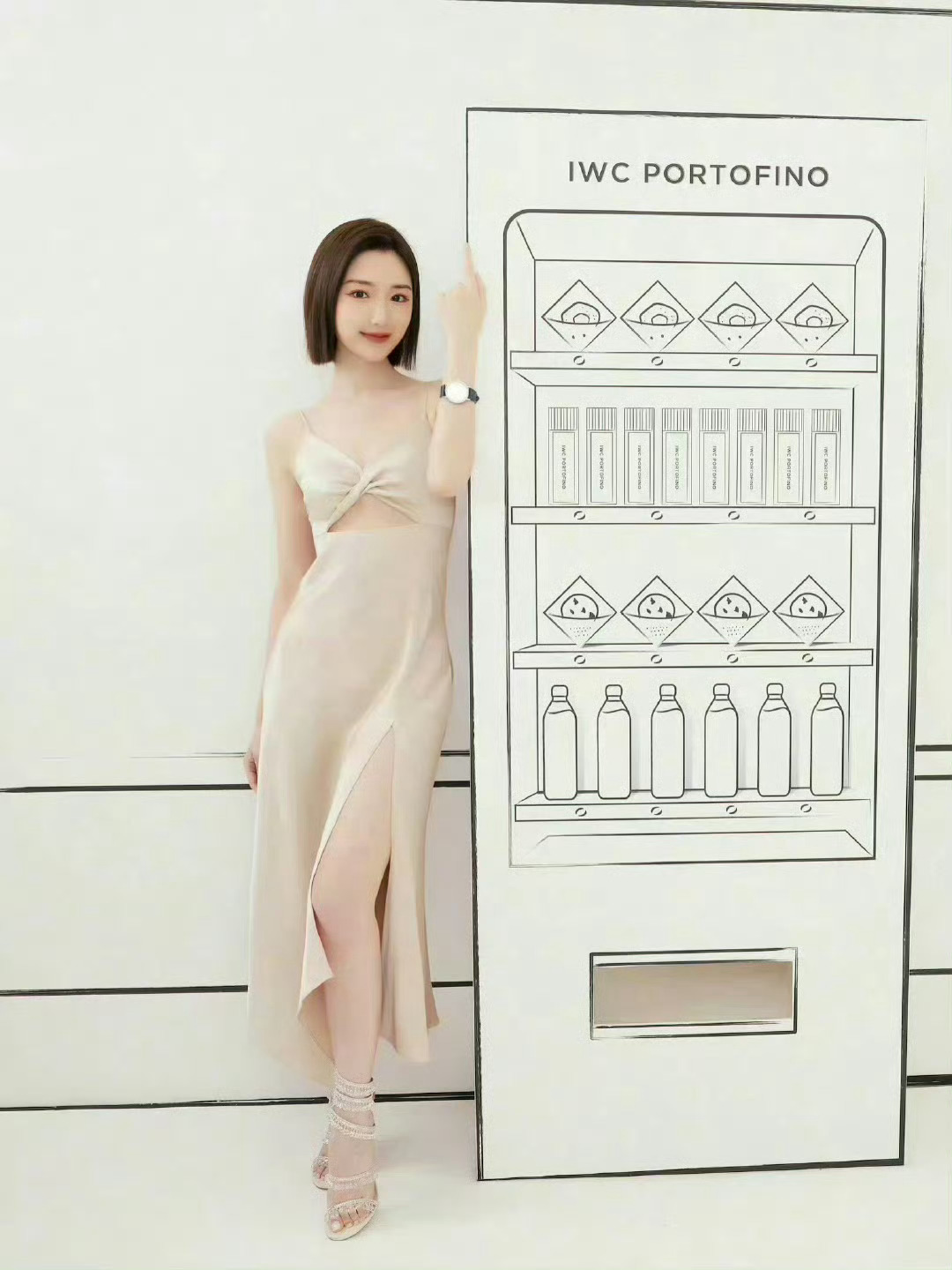 毛晓彤香槟扭结吊带裙，轻熟温柔感拉满 