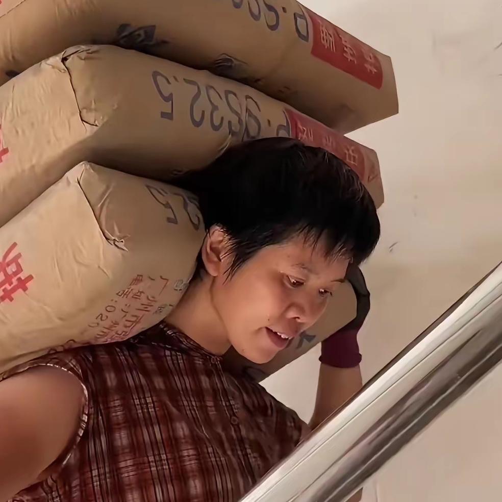 今年高考，40岁的魏云桂抱着一束花，站在校门口等女儿。母女俩相拥的那一刻，女孩说