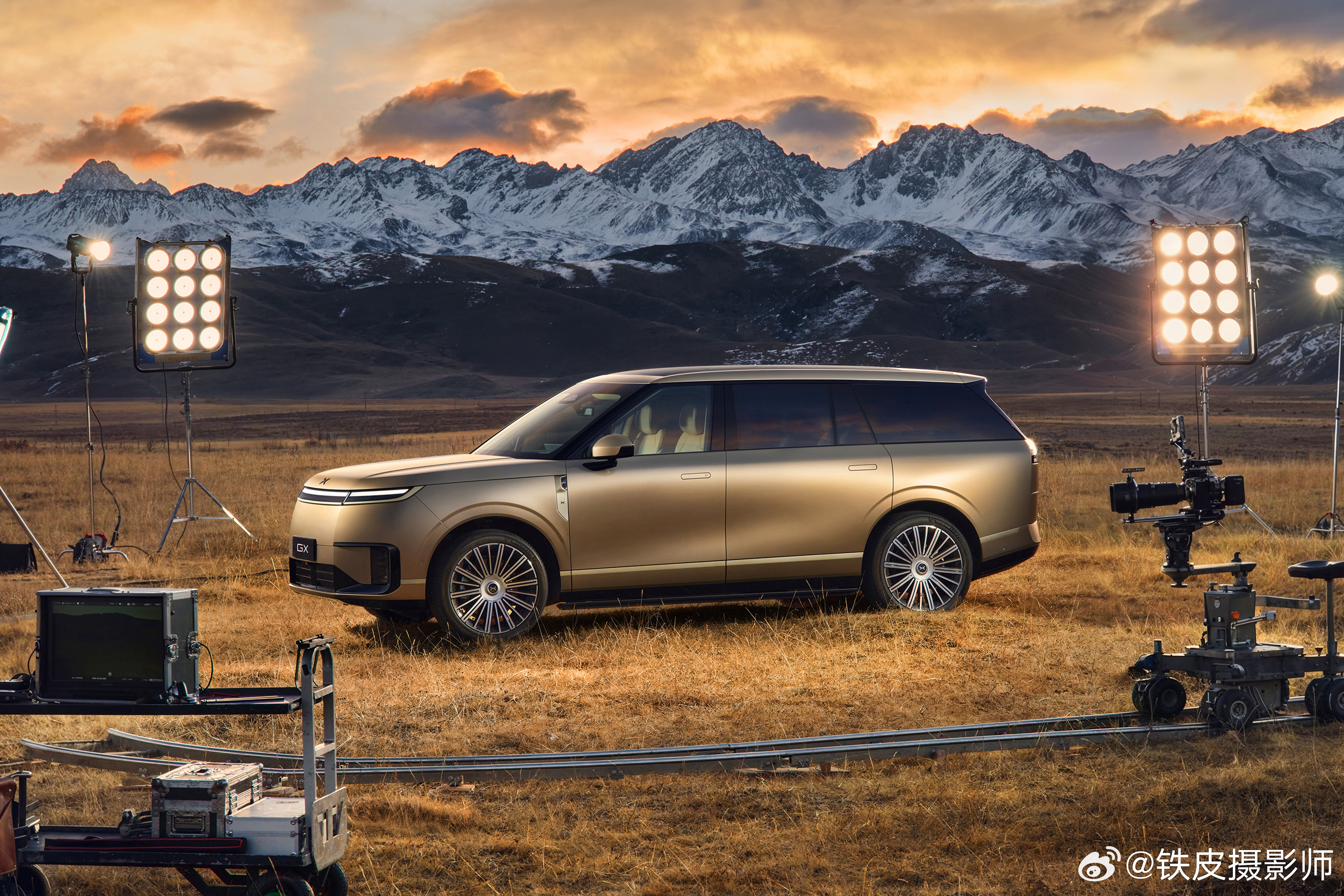 新科技旗舰小鹏GX来了 刚刚才说到土豪金，这土豪金新的官图也来了。压暗的环境下如