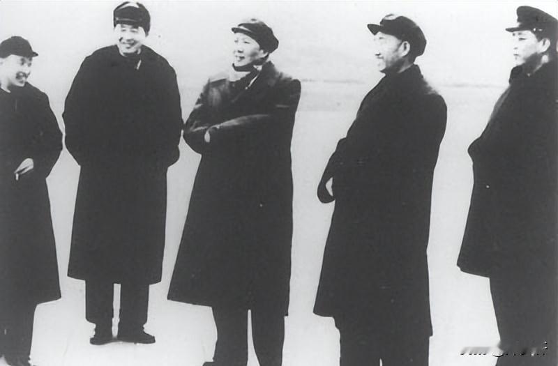 1949年庆祝大会结束后，罗瑞卿护送毛主席回中南海，毛主席风趣提醒：你把夫人忘在
