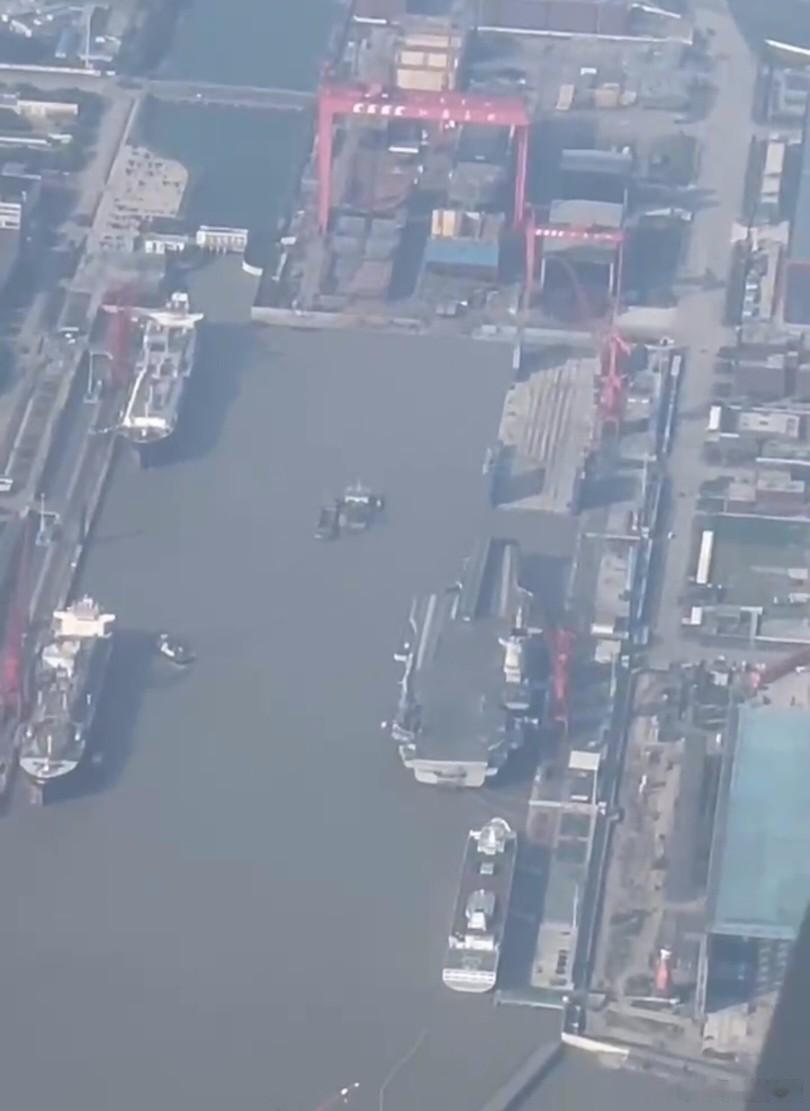 弹射器棚子又拆一个，距离003航母“福建舰”首次海试又近一步！根据最新客机航拍图