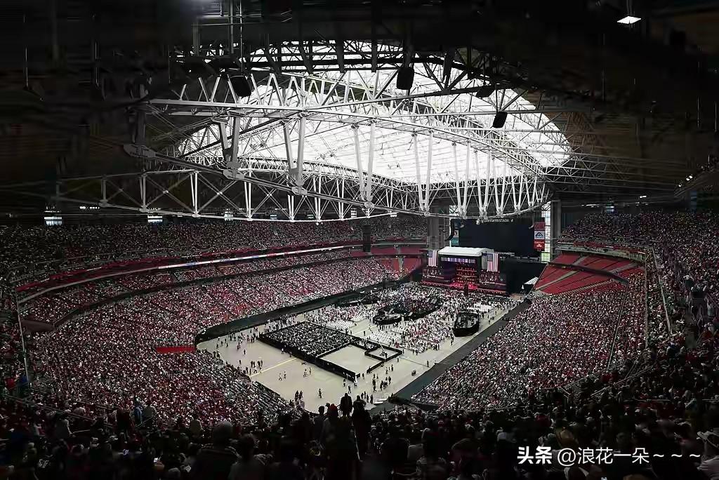 高规格追悼会！
柯克在酒泉之下可以安息了？[捂脸]
10万人参加，特朗普和万斯领