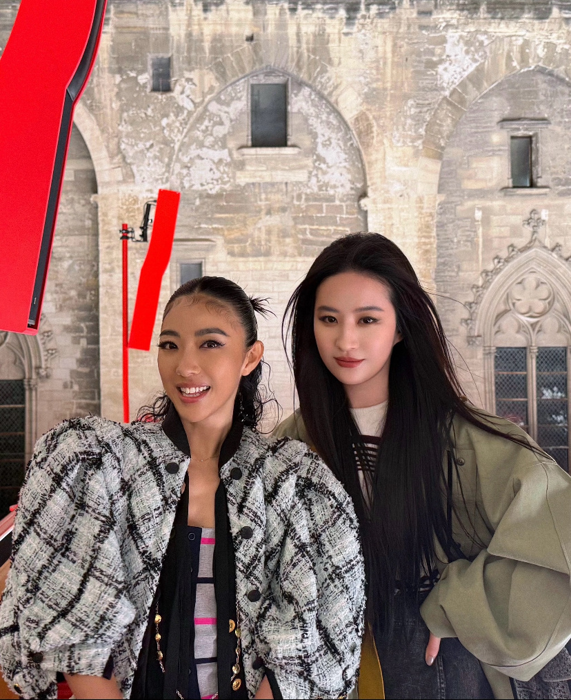 刘亦菲黑长直看秀 黑长直真的像龙儿 ​​​