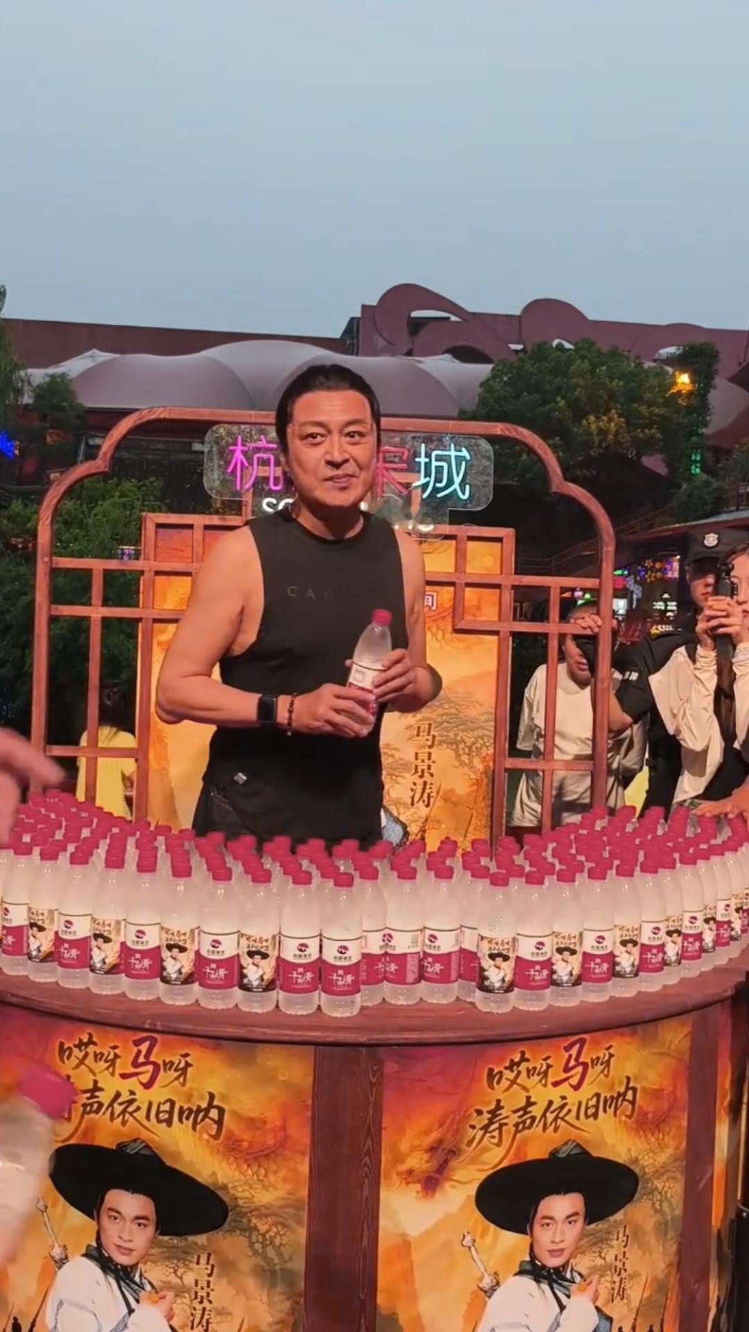 马景涛的胳膊是怎么回事，
为什么胳膊上有这么大个包，
马景涛现身杭州免费送矿泉水