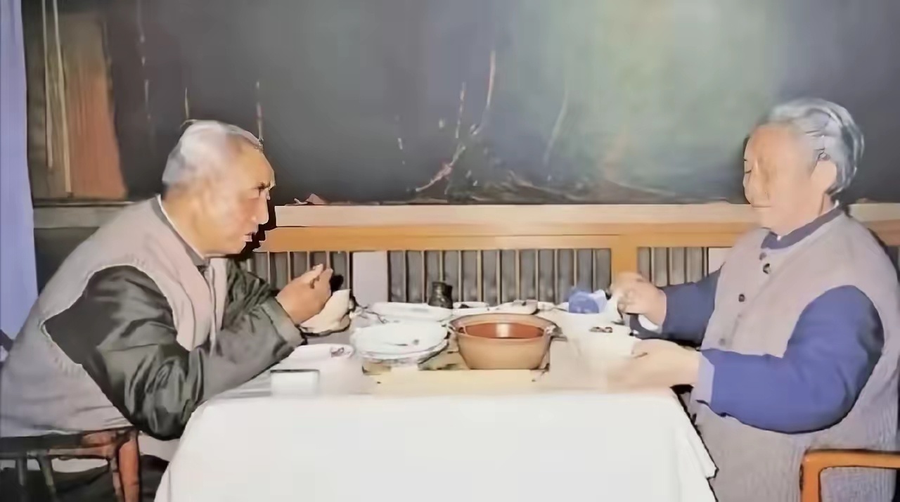 没想到开国元帅的家常晚饭，连现在普通双职工家的餐标都达不到！这张80年代的老照片