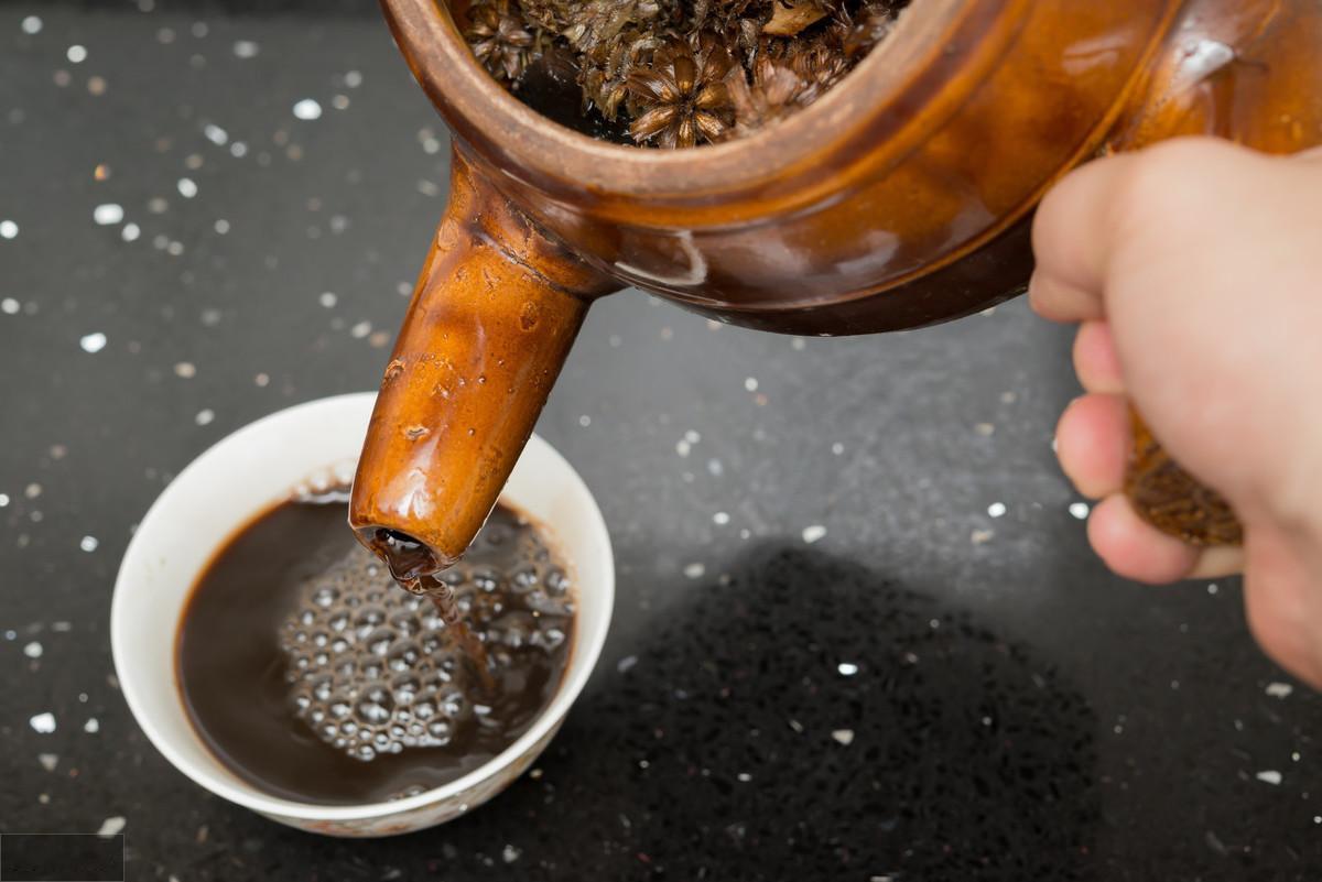 古人医在心，心正药自珍；
今人医在手，手滥药不神。
         ——唐·苏