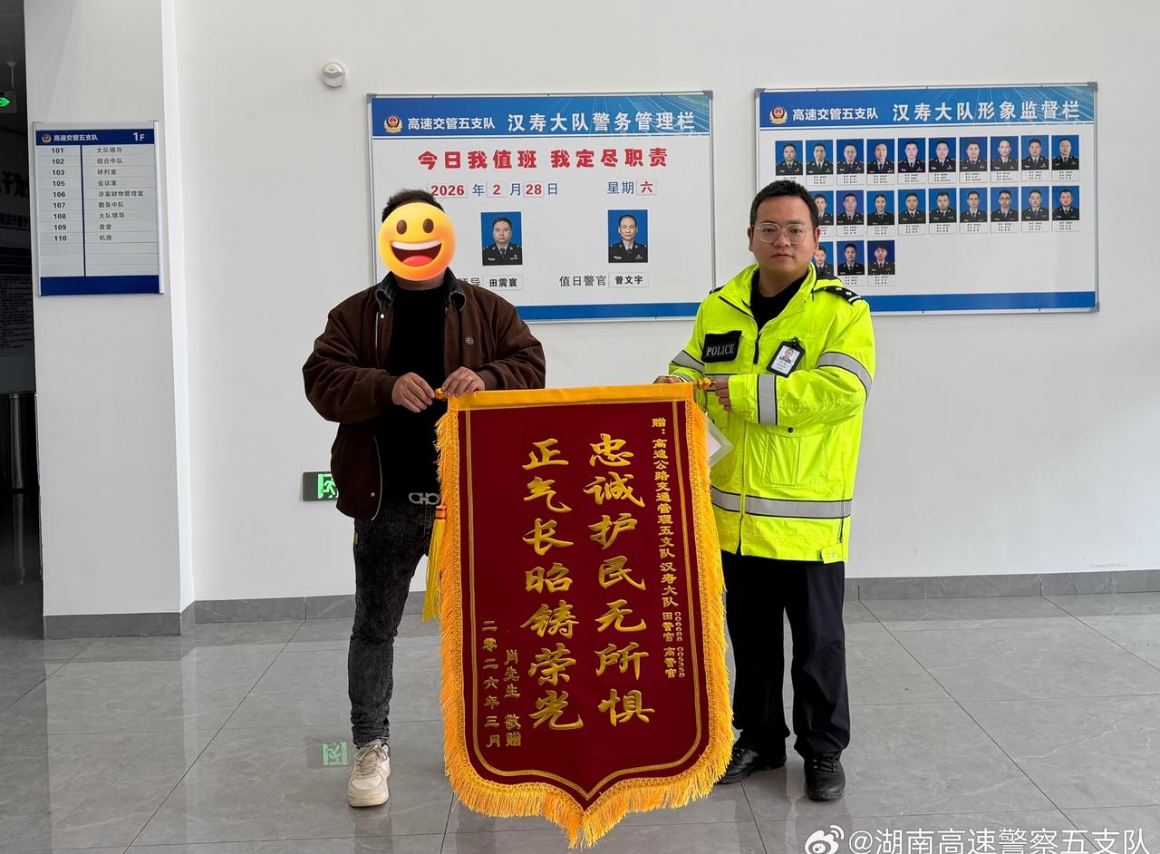 【车辆自燃险情突至 湖南高速交警逆行救援】2月14日22时09分，长常北线高速东