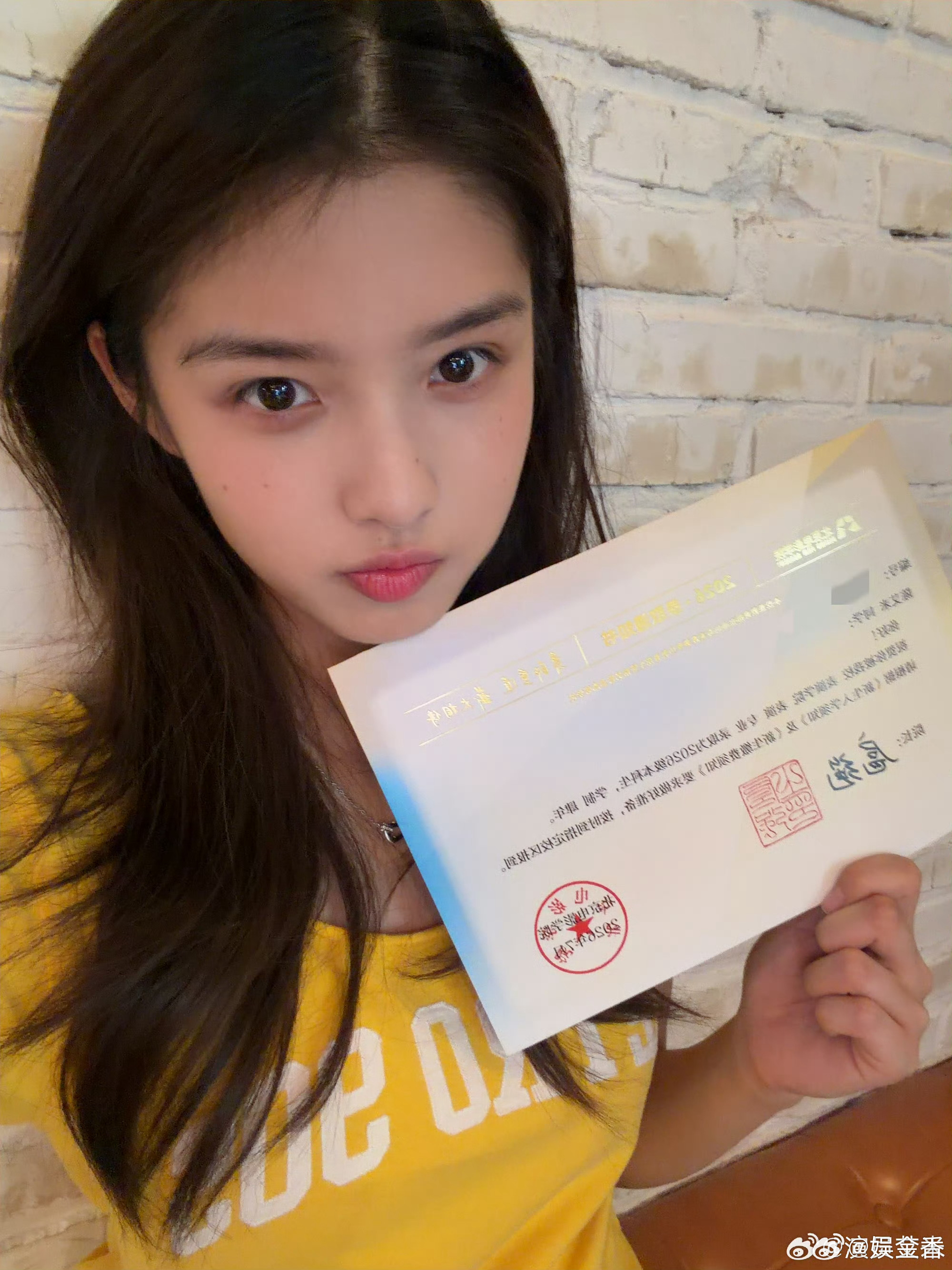 艾米晒北电录取通知书艾米收到北电录取通知书啦祝贺祝贺全国第三的成绩考入北京电影学