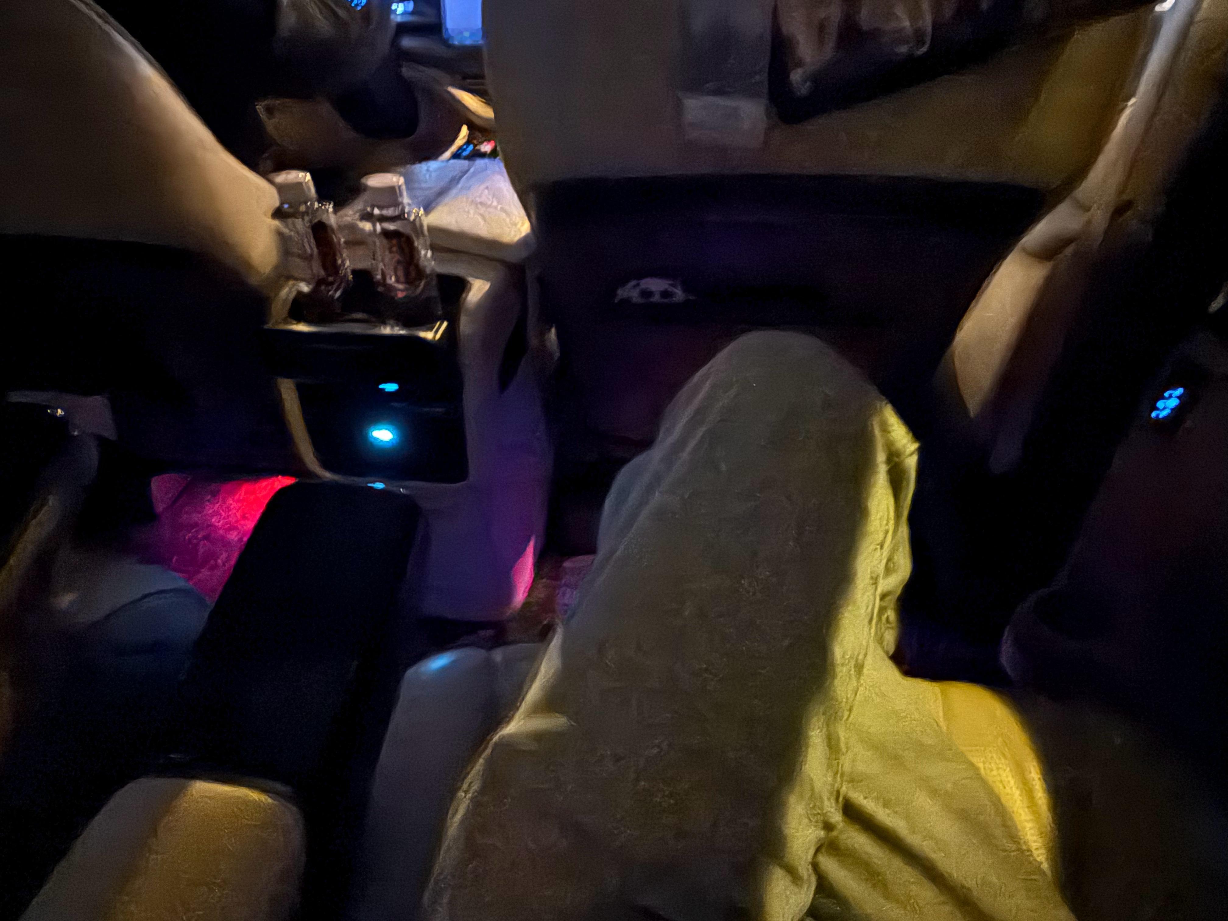 早，早班机。在三亚打车打到 MPV 的概率好高啊……[允悲]今年高低冲一辆！ 