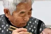 老人用筷子沾酒给宝宝尝致肝脏损伤，2026 年 2 月 2 日，河南郑州一名 5