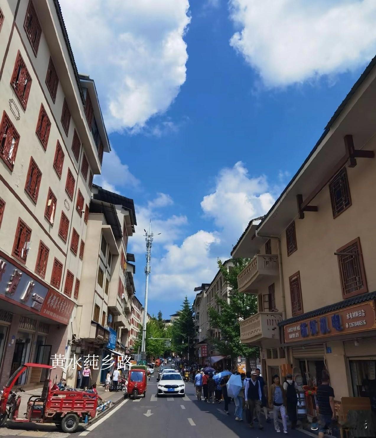 有特色的黄水街景！
   莼乡路是重庆避暑胜地黄水的老街，有不少原住居民，更多的