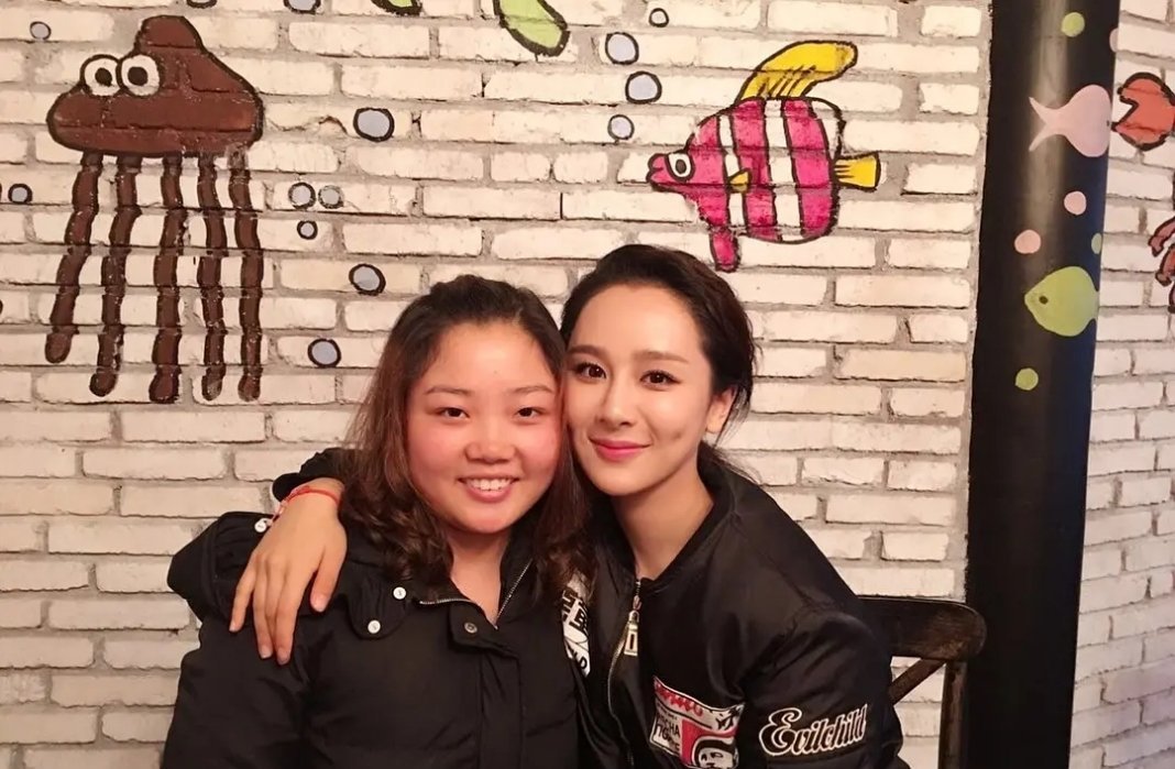 我一直觉得杨紫没有整容，对比她大学时期和《青云志》时期的照片，神态五官几乎没变化