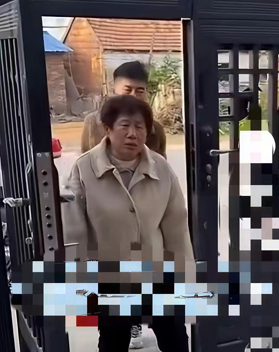 前婆婆和前夫来看孩子想复合。主要还是看看当初为啥离的婚，如果是他出轨、嫖赌或者婆