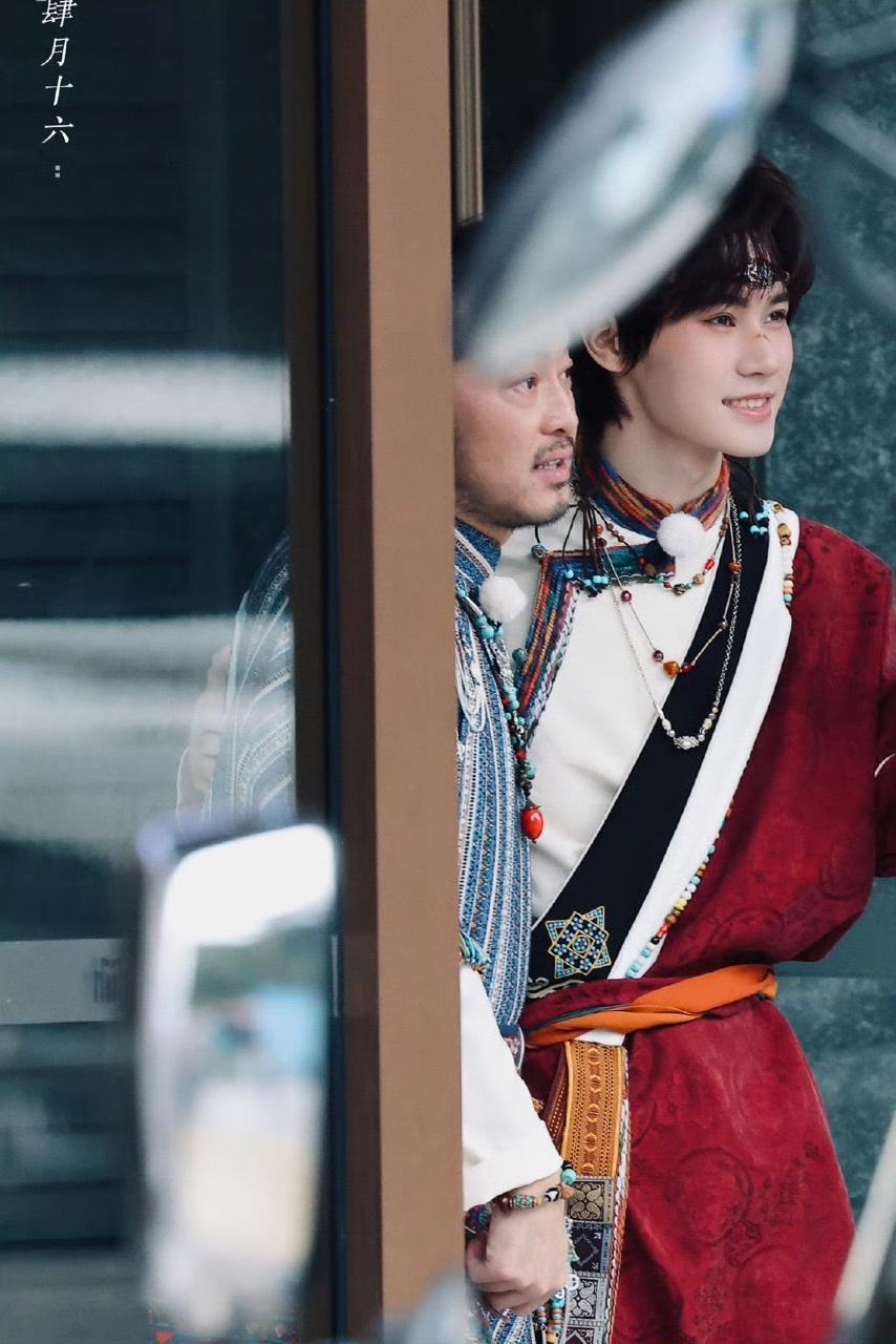 娱乐[超话]张真源奔跑吧天路篇藏服造型张真源奔跑吧天路篇藏服 ​​​特别帅啊 ​