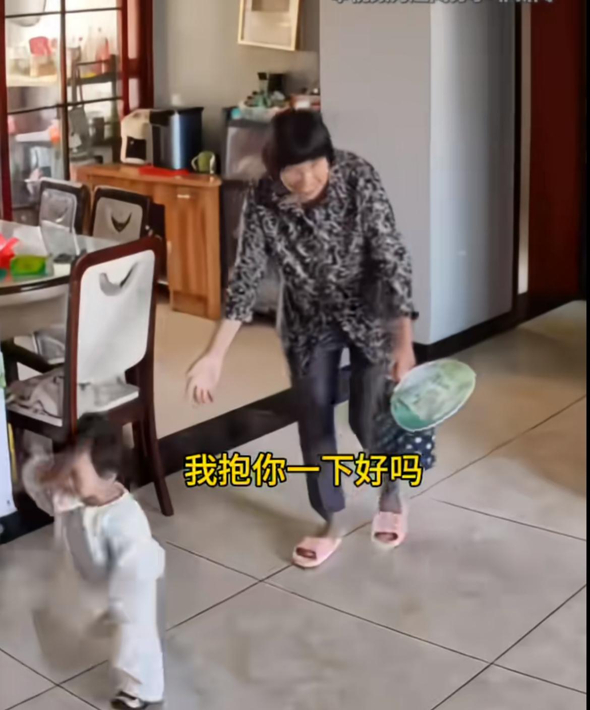 太吓人了！11岁的大女儿带妹妹下楼去玩，回到家没有及时关门，一个不认识的老奶奶尾