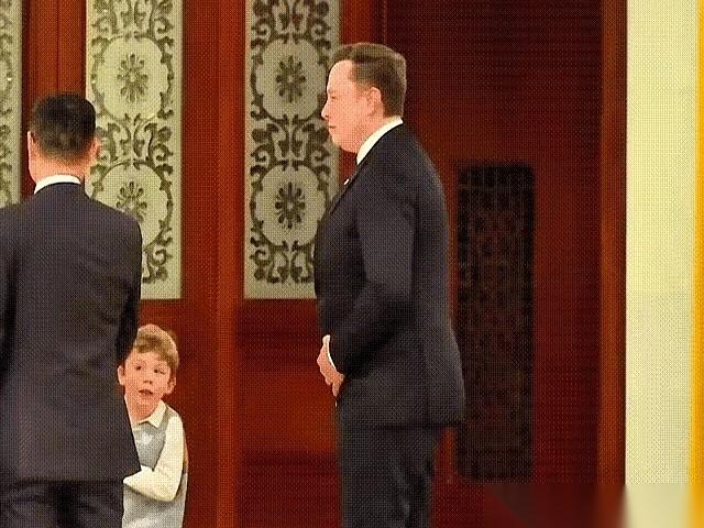 我老婆拿着手机刷视频，屏幕的光映在她脸上：“你看，马斯克带他小儿子来中国了，真酷