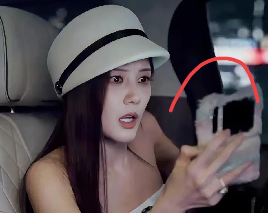 华为阔折机，给李一桐代言费了吧。
李一桐新剧里，这手机频频出镜，我监控看保姆干活