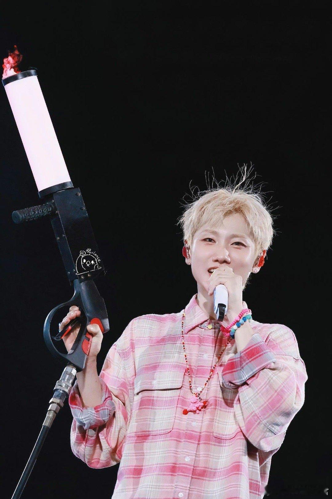 看着汪苏泷在舞台上绽放光芒，尖叫是我们唯一能表达的方式。这是他用心打磨每个旋律后