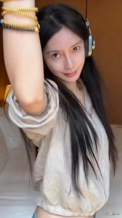 杨颖没有化妆状态


杨颖这照片只是没有化妆，但是还是开了些美颜的，看起来状态很
