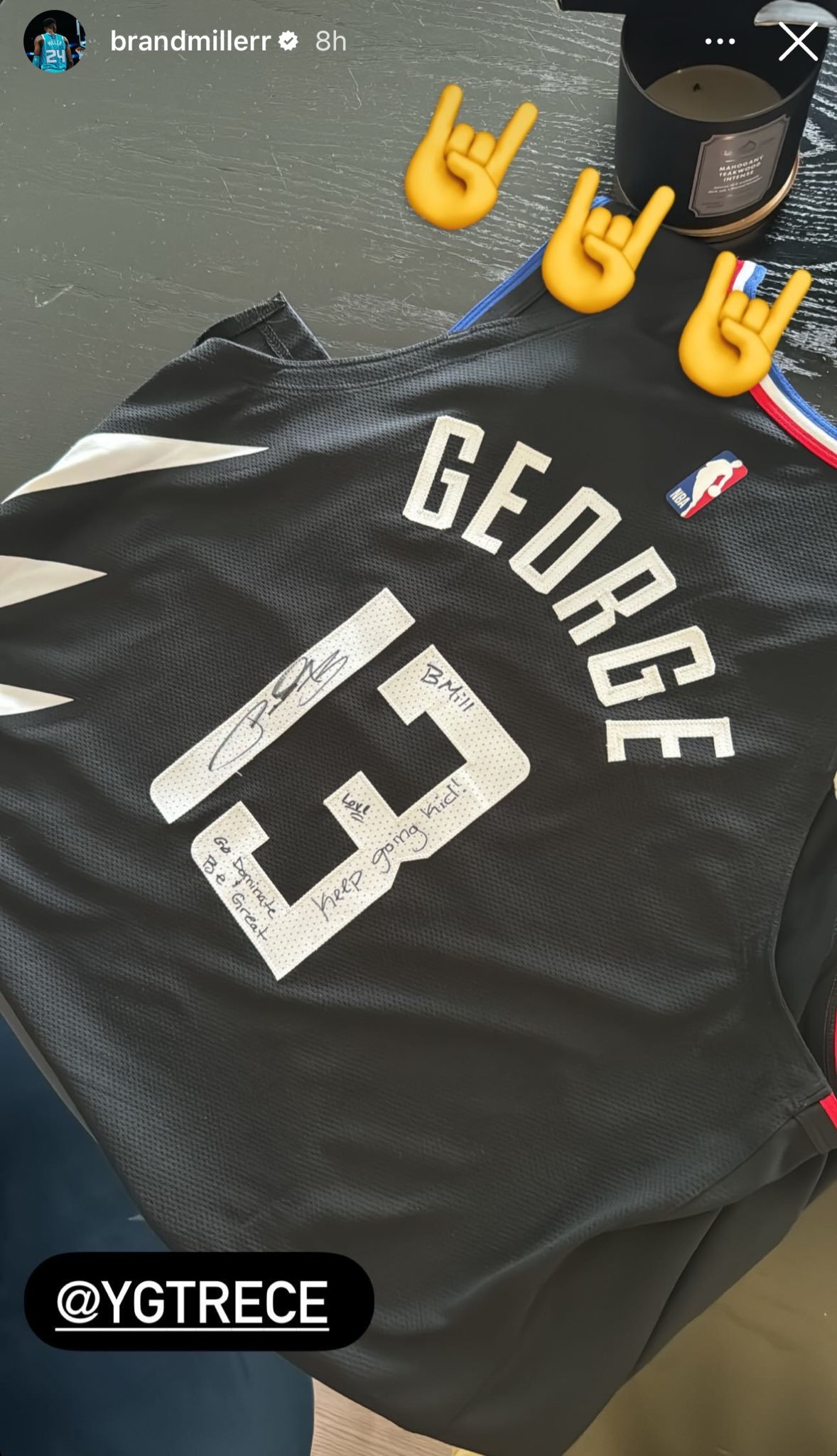 布兰登·米勒此前在社交媒体上晒出的保罗·乔治给自己签名的球衣照片，球衣上写着：“