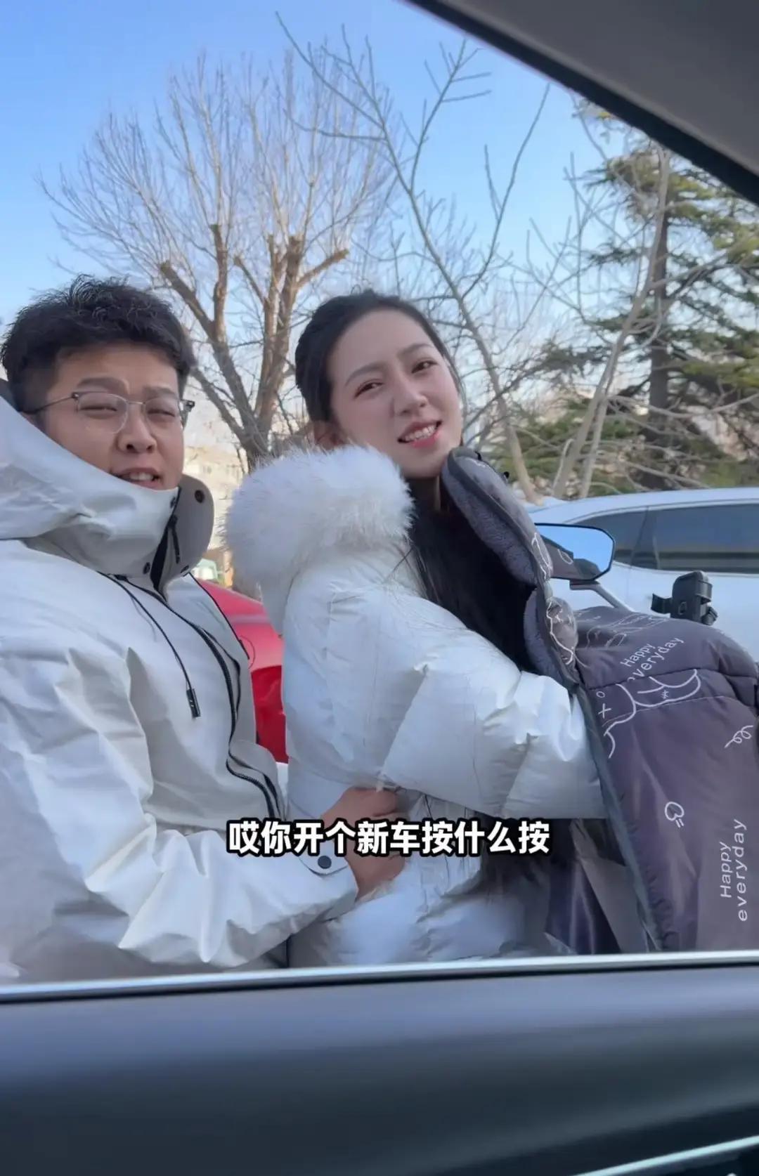 麦小登和乡村小乔的视频又撞了。拍的都是夫妻俩骑电动车，生意被人撬走。桥段几乎一模