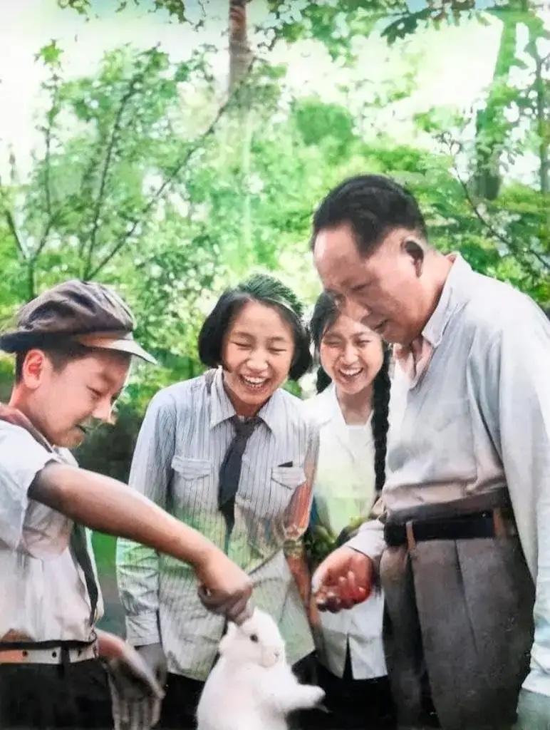 这位拎着兔子的男孩，
你认出是谁了吗？
