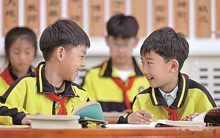 近日，在一次初中语文课上，学生用网络梗“我裂开了”调侃，导致课堂笑声不断。

孙