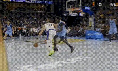 东契奇目前32分8板5助，对面防守他的文威5次犯规湖人vs灰熊 ​​​