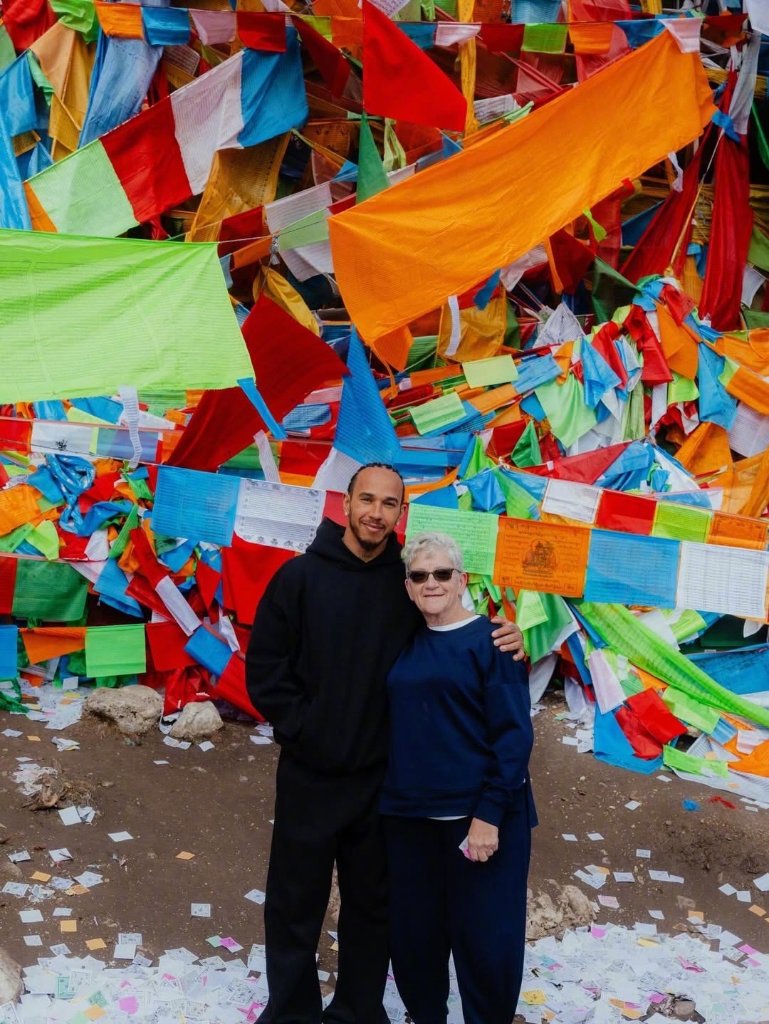 2026年F1中国大奖赛前夕，刘易斯·汉密尔顿带着母亲卡门·拉巴莱斯蒂尔去四川九