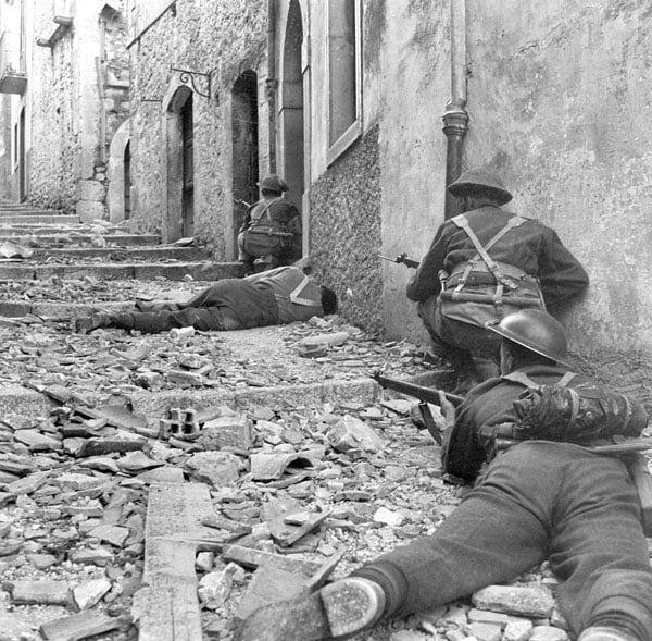 加拿大第三步兵旅的士兵在意大利坎波基亚罗遭遇狙击手和机枪火力。这张震撼人心的照片