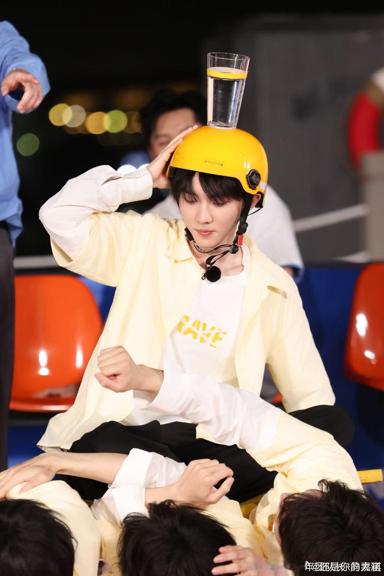 马嘉祺对跑男印象是摁地上疯狂撕名牌 隔着屏幕都能感受到马嘉祺的感慨，说起跑男满脑