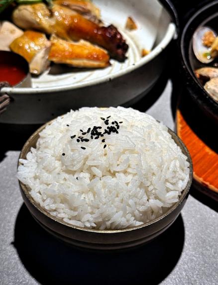 陕西渭南，7名游客爬完华山到一家餐馆吃饭，几人饿坏了，点了三盆米饭和一些菜，总消