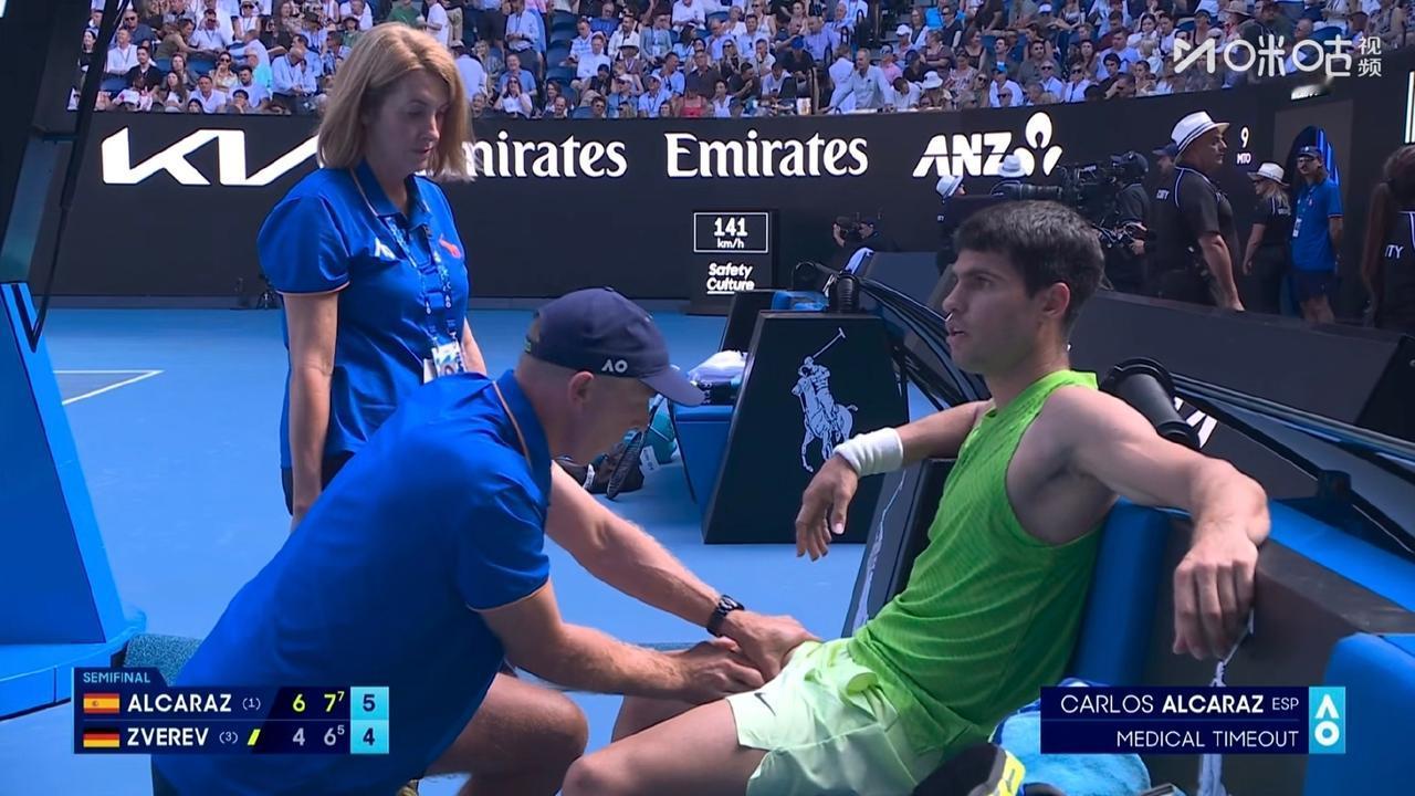 澳网2026首场男单半决赛，3号种子兹维列夫7-6(3)扳回一盘，盘分1-2阿卡