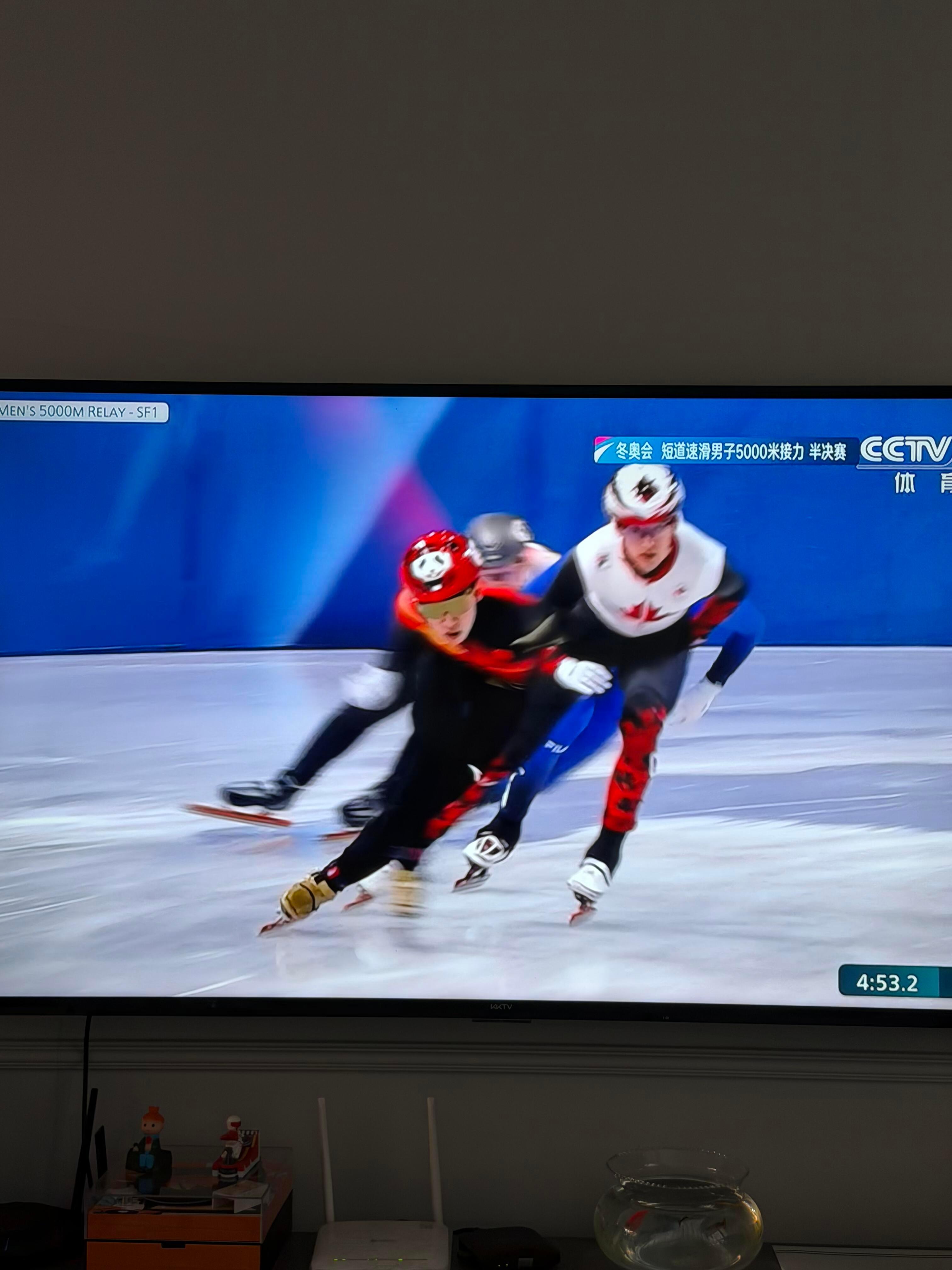 米兰冬奥短道速滑男子5000米接力半决赛，中国队全程拼尽全力，一度领跑赛场，却在